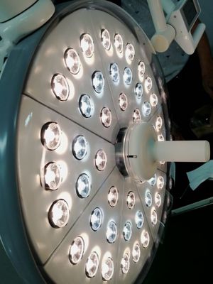 Der medizinischen Ausrüstung 40000 doppeltes Licht der Lux Surgical Operating Light Unions-Technologie-500mm Hauben-OT